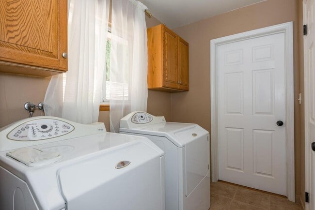 Building Photo - Stylish 3-Bed + Office Retreat with Sweepi...