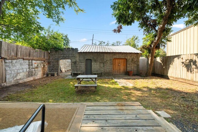 Building Photo - 622 E 27th St