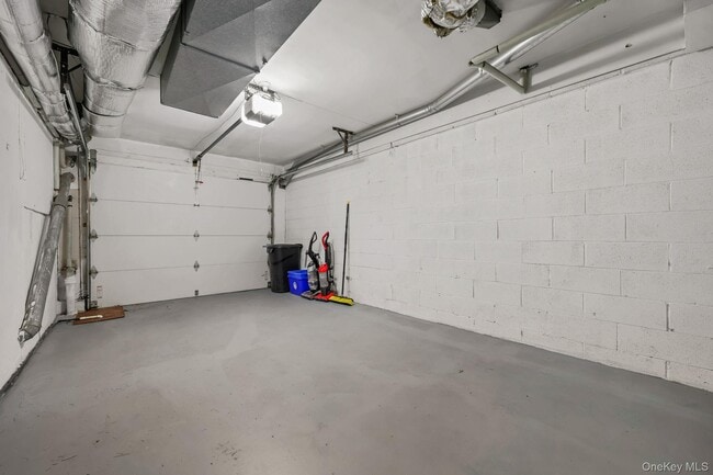 Building Photo - 11 Pondview Cl