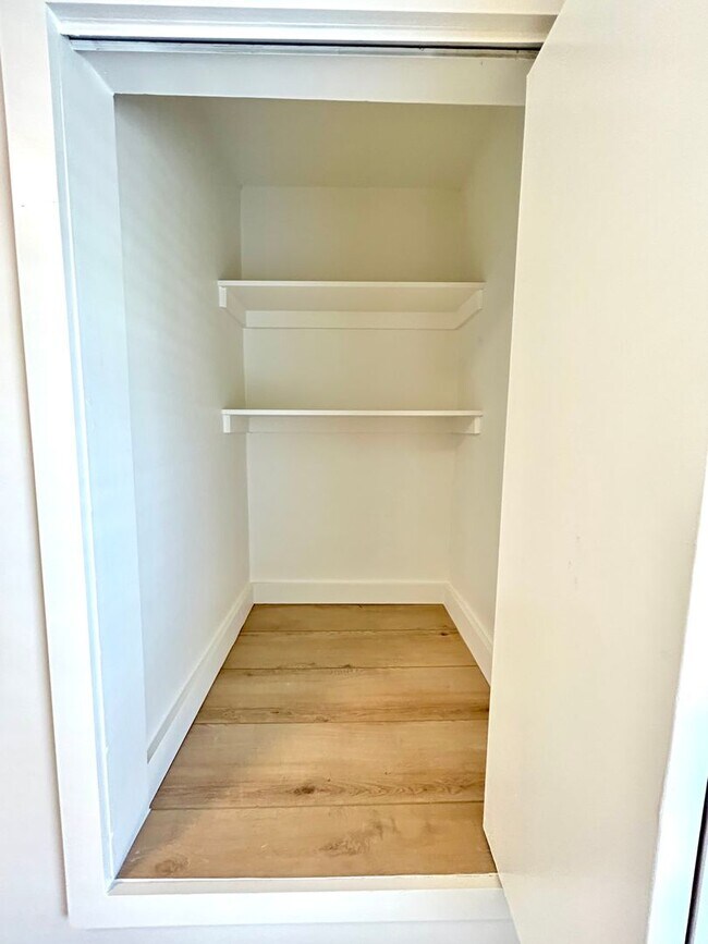 Building Photo - 3 Bed/1 Bath - Downtown Santa Barbara