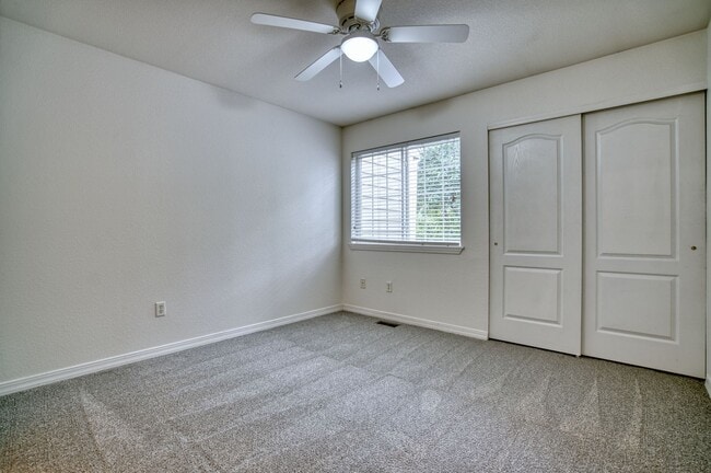 Building Photo - Beautiful Quail Crossing Townhome – Walk t...