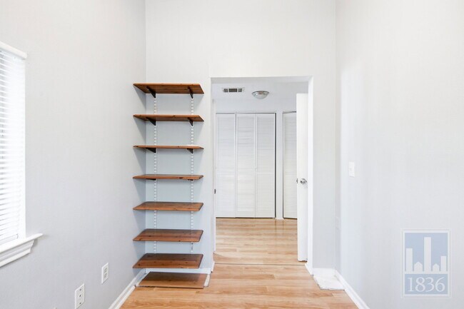 Building Photo - 1201 W 40th St
