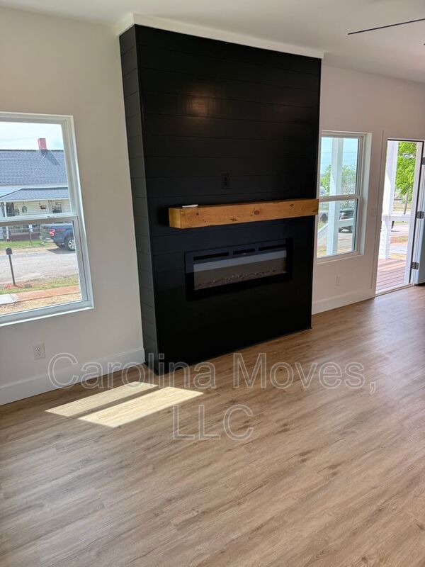 Building Photo - 7 2nd Ave