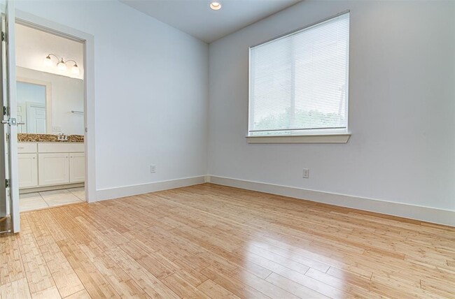 Building Photo - 3301 Thomas Kincheon St