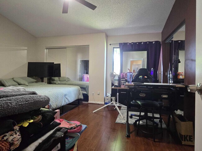 Building Photo - 5204 Bayside Dr
