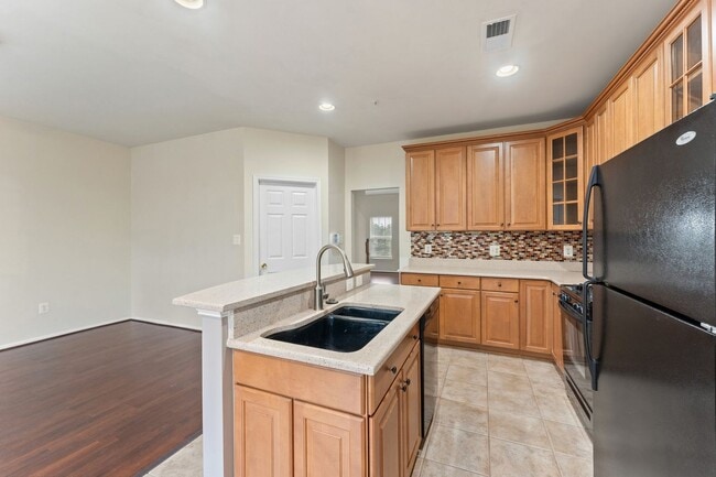 Building Photo - Commuter's Dream! Stylish 3-Bedroom Condo ...