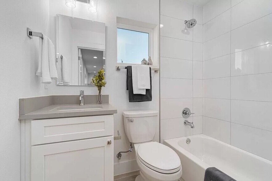 Building Photo - 5008 Lott Ave