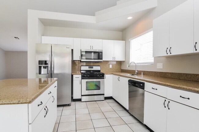 Building Photo - 403 Royal Greens Dr