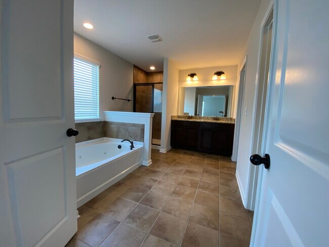 Building Photo - 2076 Waverly Ct