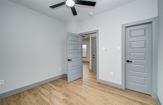 Building Photo - 835 S Victory Dr