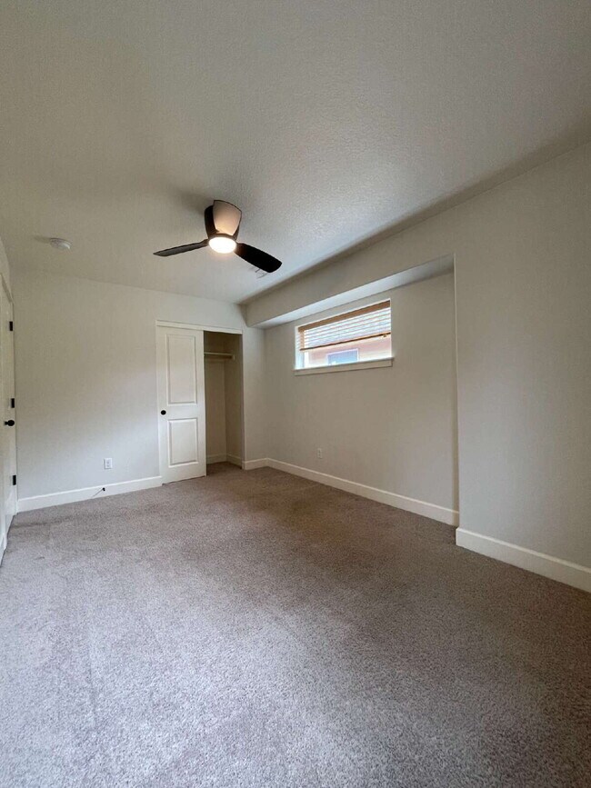 Building Photo - 3 Bedroom / 2.5 Bathroom Home with Attached Garage & Fenced Backyard