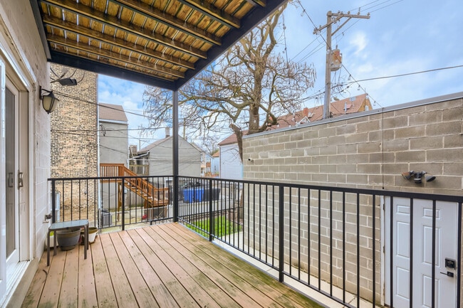 Building Photo - 1008 W Cullerton St