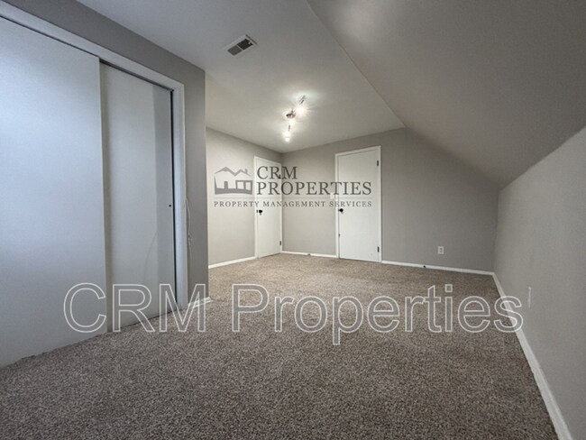 Building Photo - 1039 S Washington St