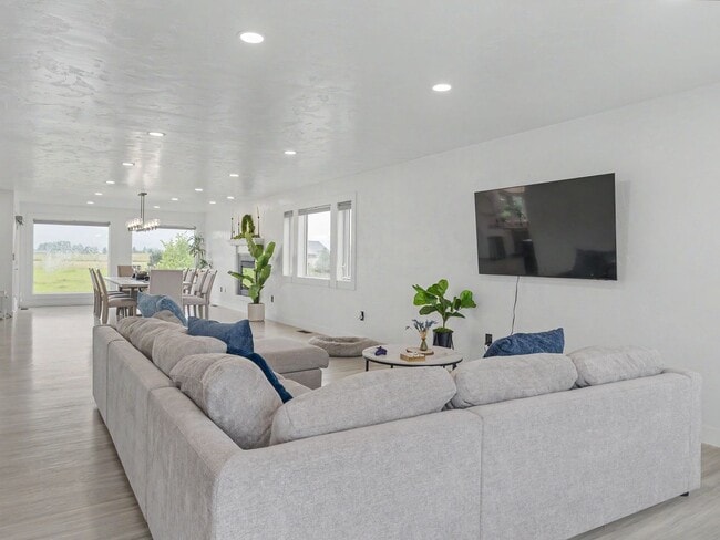 Building Photo - Spacious Furnished Home with Mountain Views and Room to Enjoy