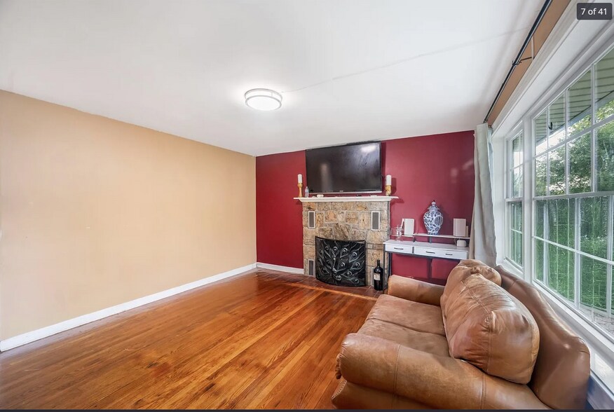 Building Photo - 25 E 13th St