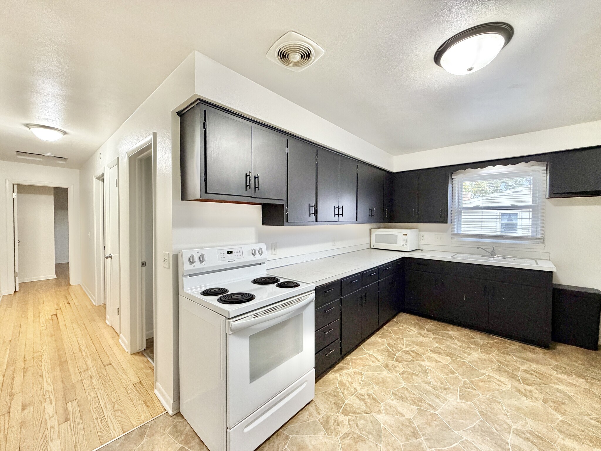 Building Photo - 290 Orchard Dr