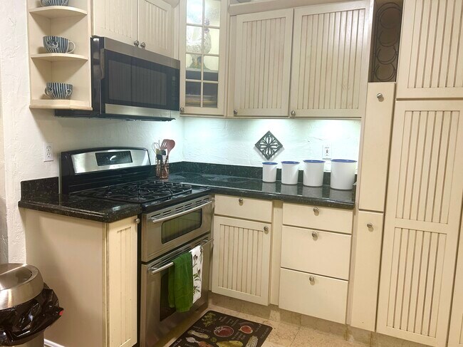 Building Photo - 409 35th St