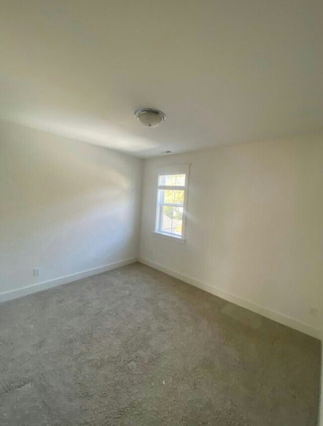 Building Photo - 225 Airlie Dr