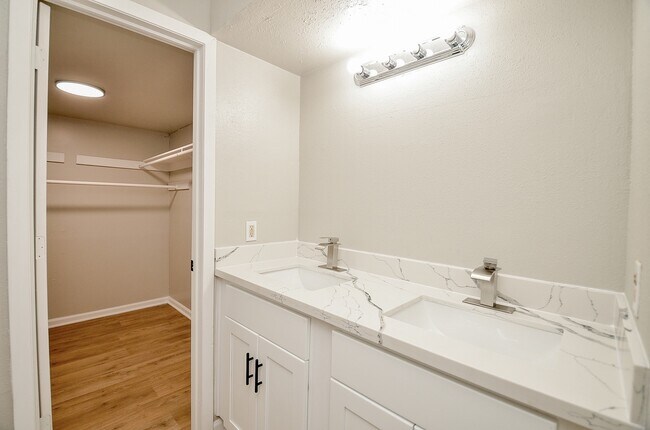 Building Photo - 9903 Bromel Station St