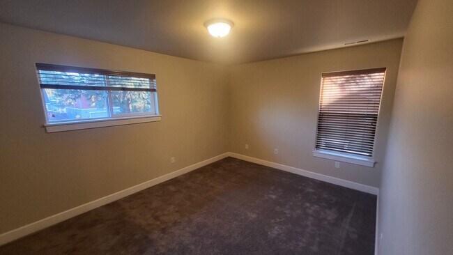 Building Photo - SE Bend 3 bed 2.5 bath Plus BONUS-Fenced