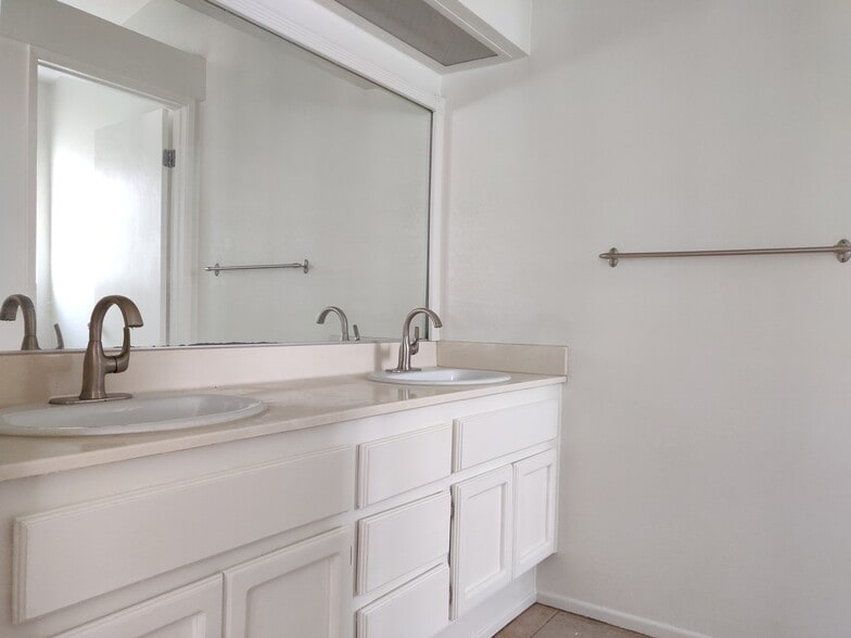 Master bathroom_1 - 3124 Oakview Ln