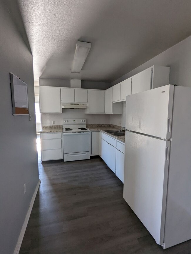 Building Photo - Upstairs 2 Bedroom Updated Apartment