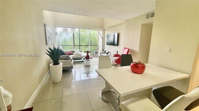Building Photo - 8850 Fontainebleau Blvd