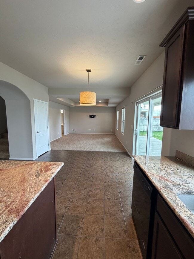 Building Photo - Check out our move in special on this charming Very Spacious 2-Story Home for Rent in Pasco, WA!