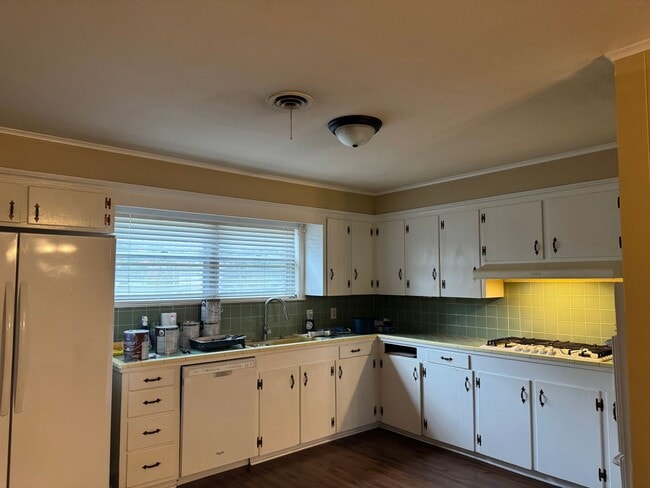 Building Photo - 3/2 Fenced Yard Covered Parking