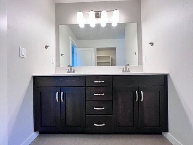 Building Photo - Beautiful Home in Meridian! Solar Power and Landscaping included.