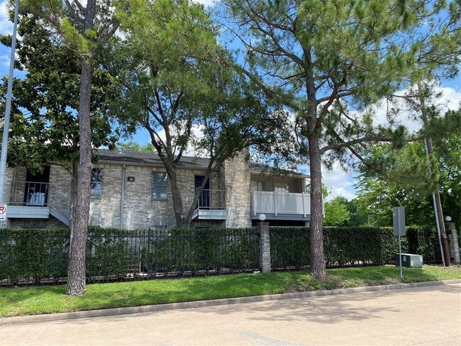 Building Photo - 10889 Braes Bend Dr