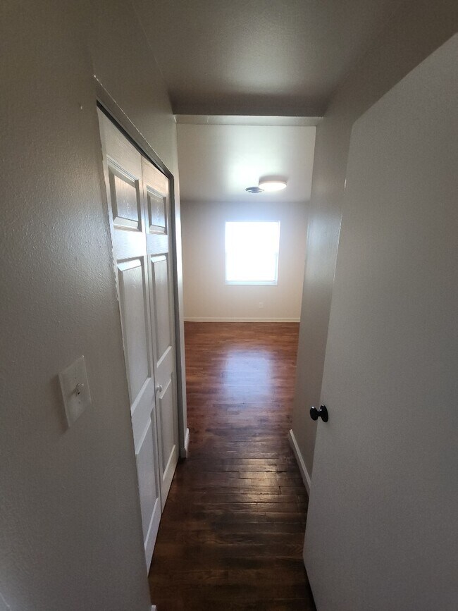 Building Photo - 2 bedroom 1 bath