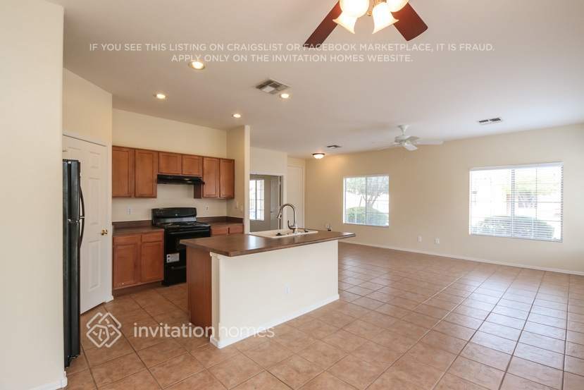 Building Photo - 2593 E Riviera Dr