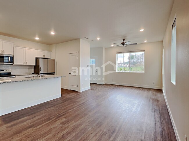 Building Photo - 33142 Ten Trails Pkwy