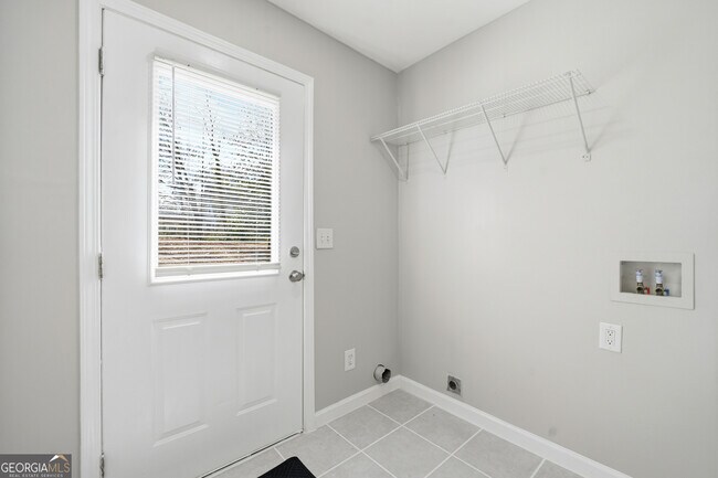 Building Photo - 250 Maple St