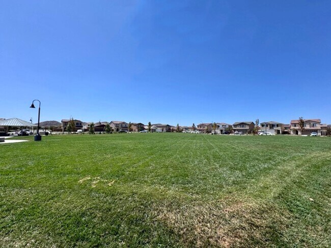 Building Photo - Spacious 4 Bedroom, 2.5 Bathroom Home with...