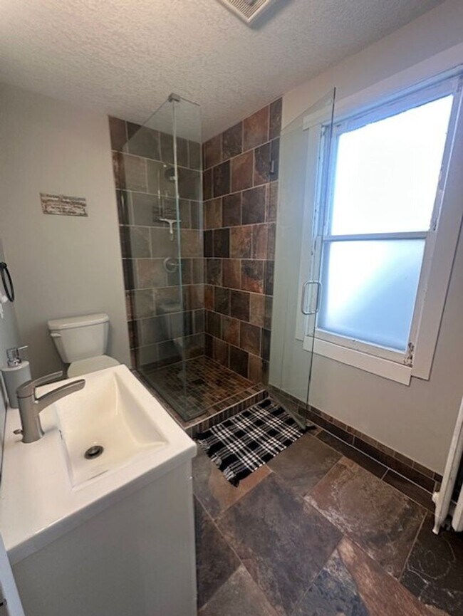 Building Photo - 4 Bed, 2 Bath Single Family Home - Crosby