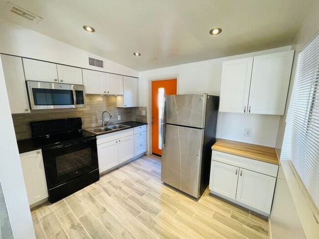 Building Photo - ***MOVE-IN SPECIAL*** Fully Remodeled 2 Be...