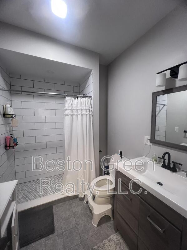 Building Photo - 726 E 2nd St