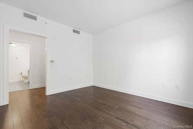 Building Photo - 10 Byron Pl