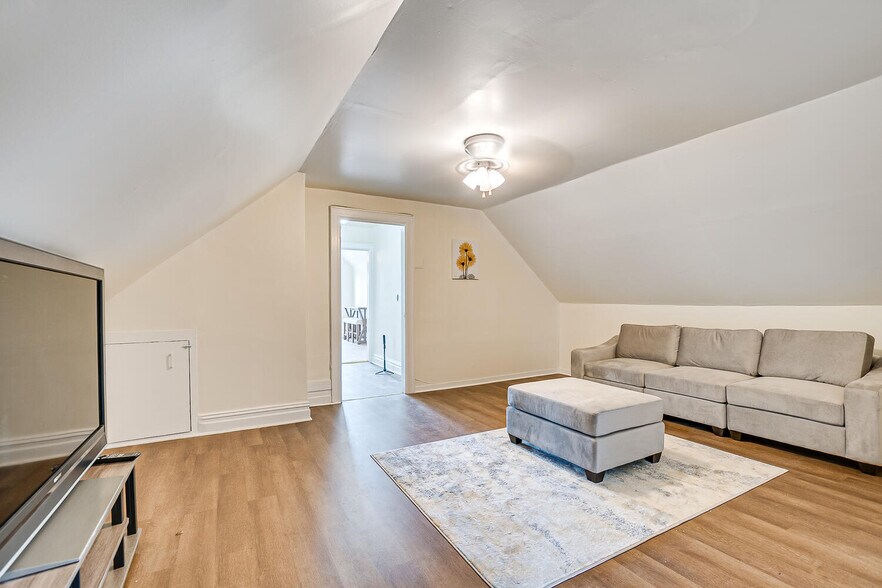 Building Photo - 46 Van Houten Ave