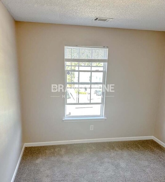 Building Photo - 6202 Hickory Ln Cir