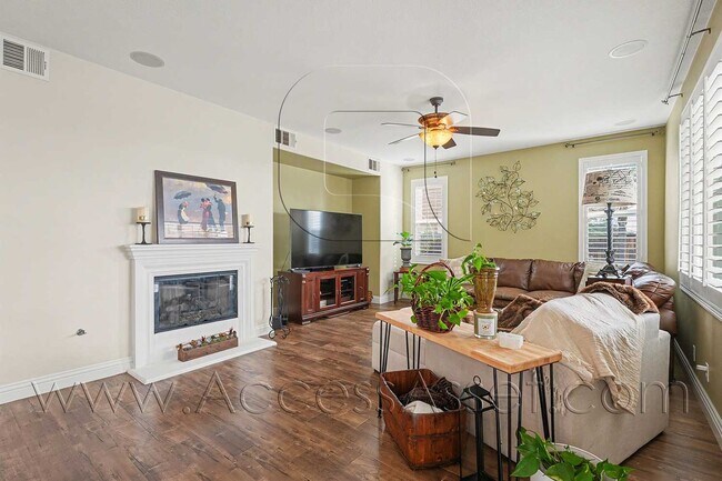 Building Photo - Stunning 5 Bed/3 Bath Home with Pool in Menifee!