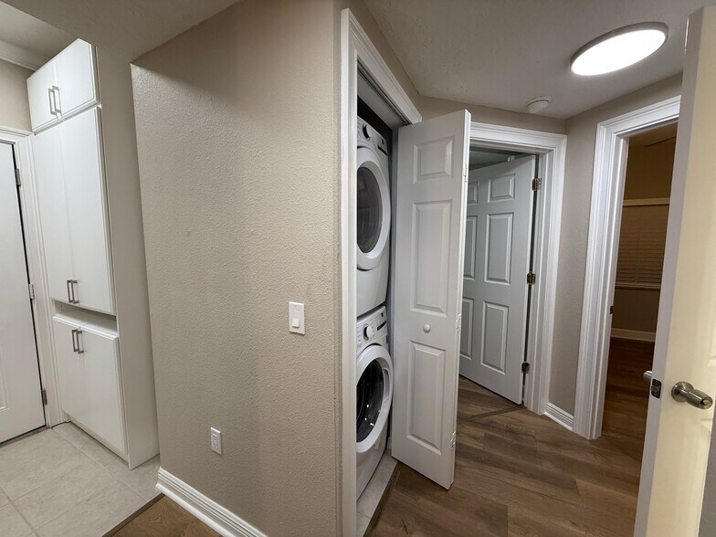 Building Photo - 6018 Portsdale Pl