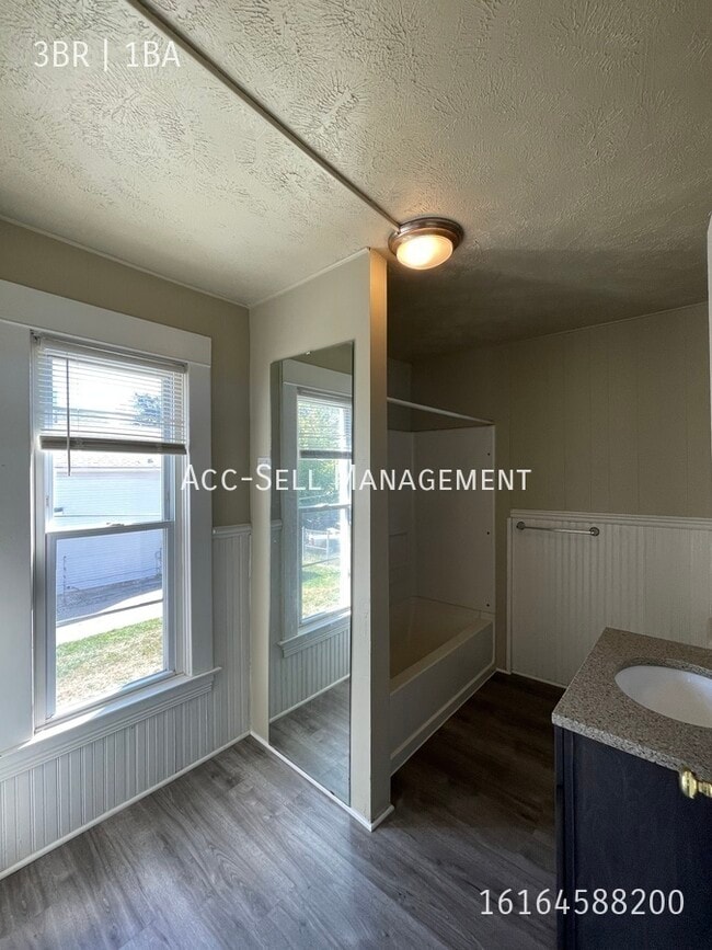 Building Photo - 439 Carrier St NE