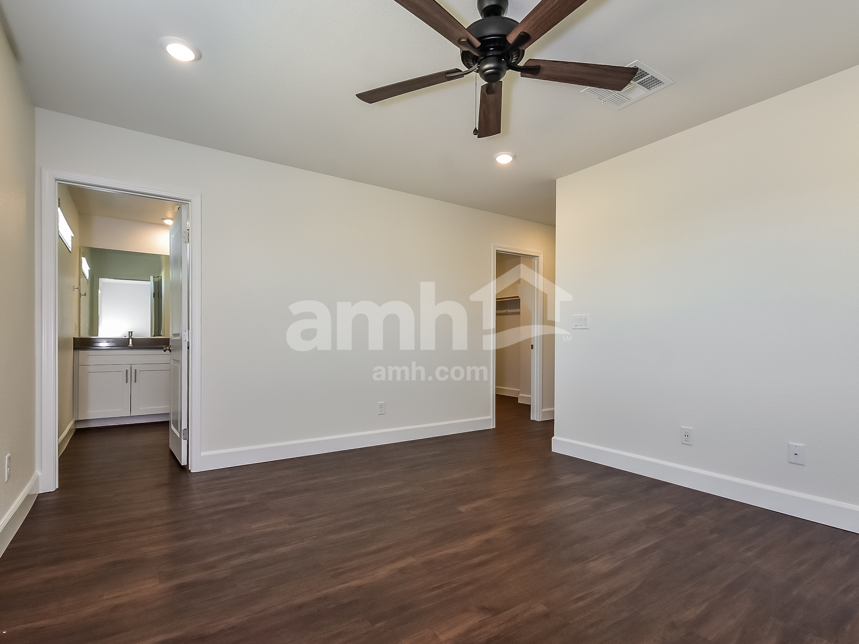 Building Photo - 582 Topiary Pk Ave