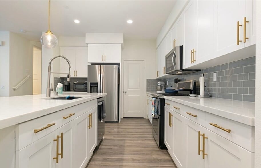 Building Photo - 931 E Drapery Ln