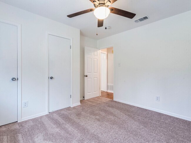 Building Photo - 903 Cliffside Dr