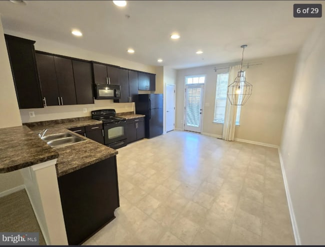 Building Photo - 3 Bedroom Beauty