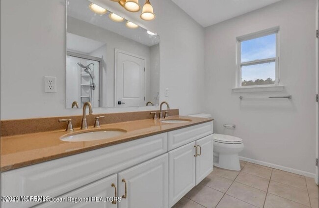 Building Photo - 5 Laketree Ct